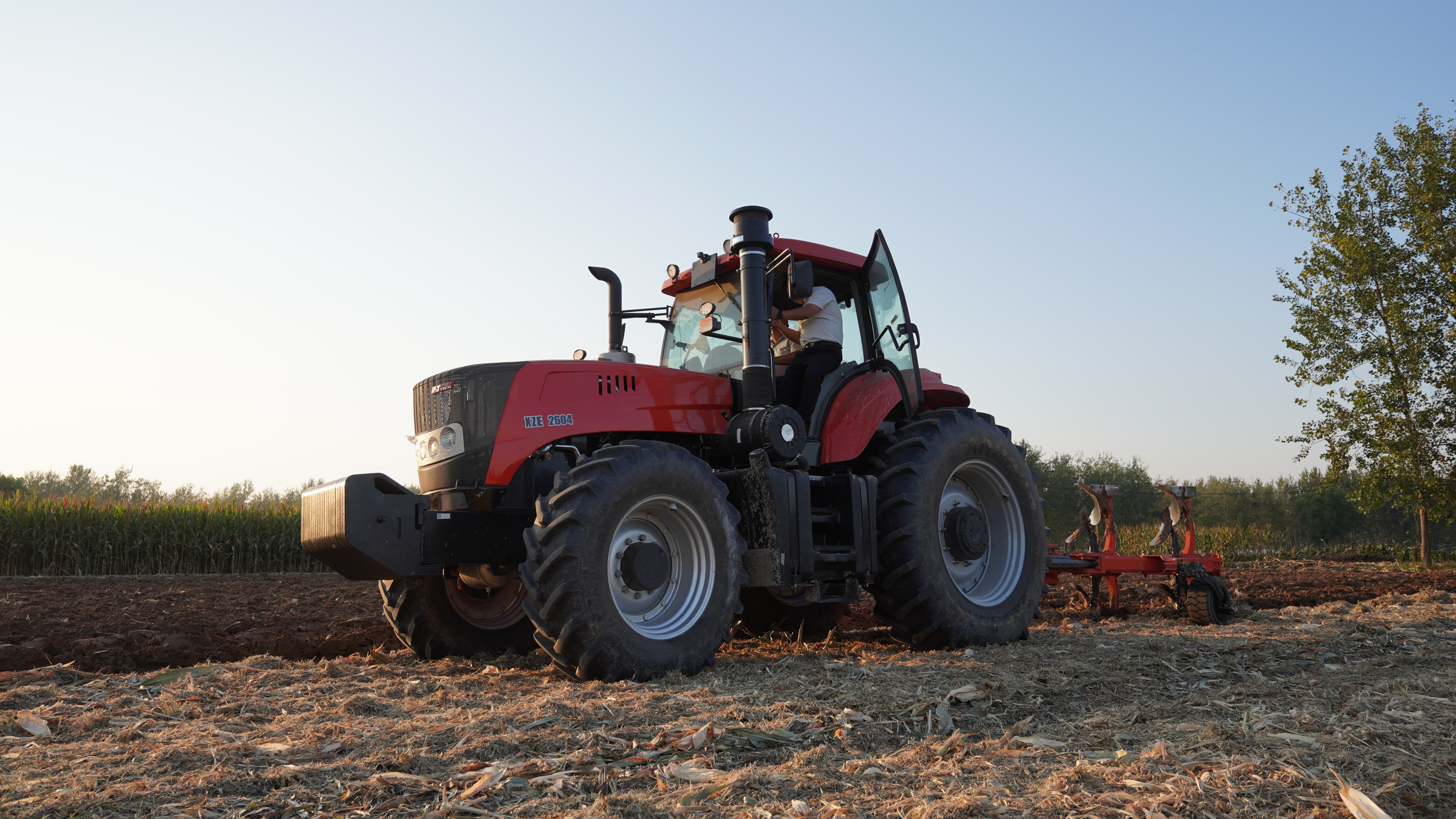 XZE3004无级变速300马力拖拉机