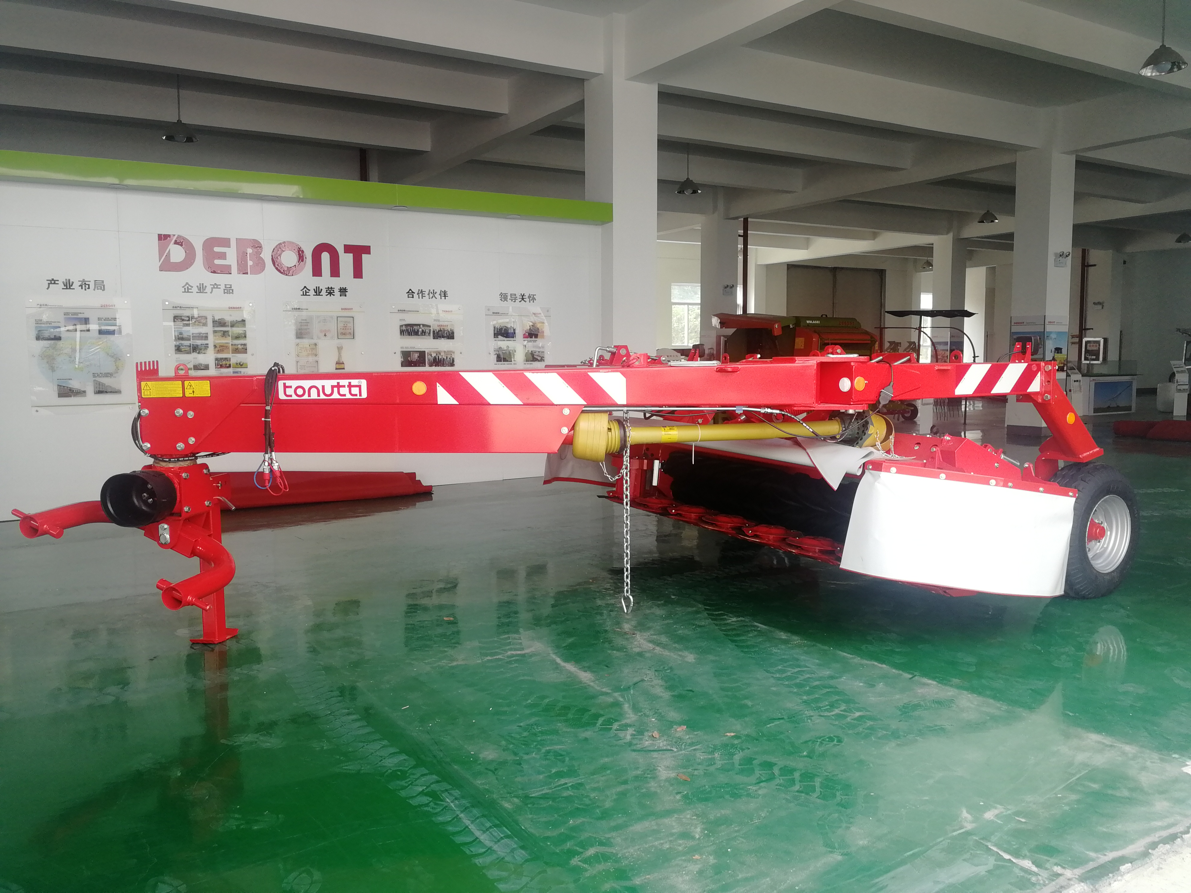 ALCOR 320   牵引式割草压扁机ALCOR 320   牵引式割草压扁机